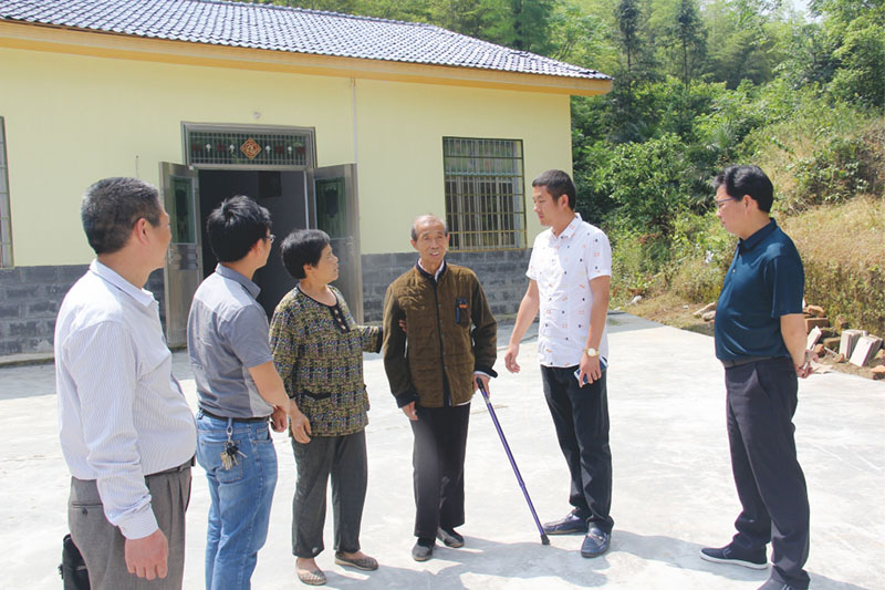 2017年5月,亿利达公司帮助贫困户危房改造及建房10栋,投入资金120多万元。