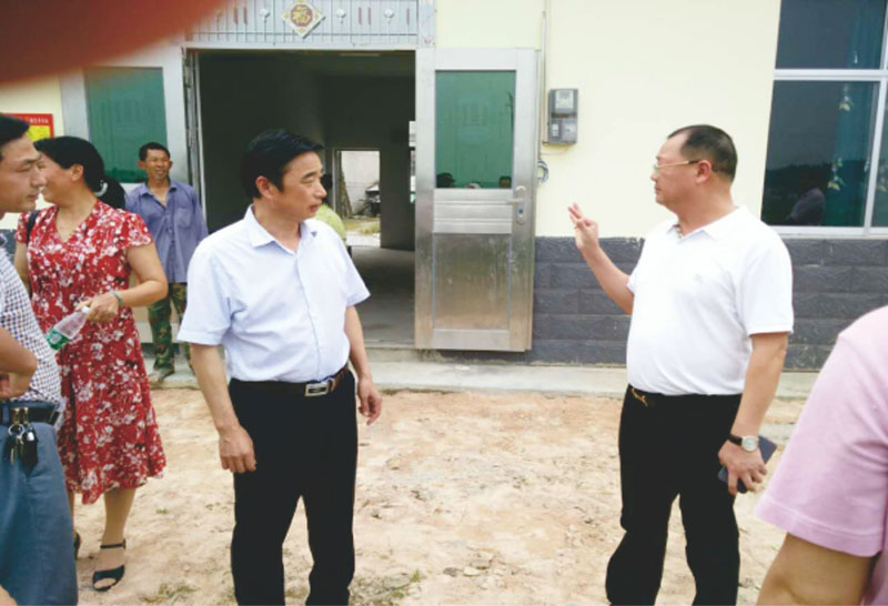 2017年6月20日,集团董事长李建利向岳阳市人大副主任陈光荣一行人介绍精准扶贫户姚维民通过结对扶贫后家庭的变化情况。